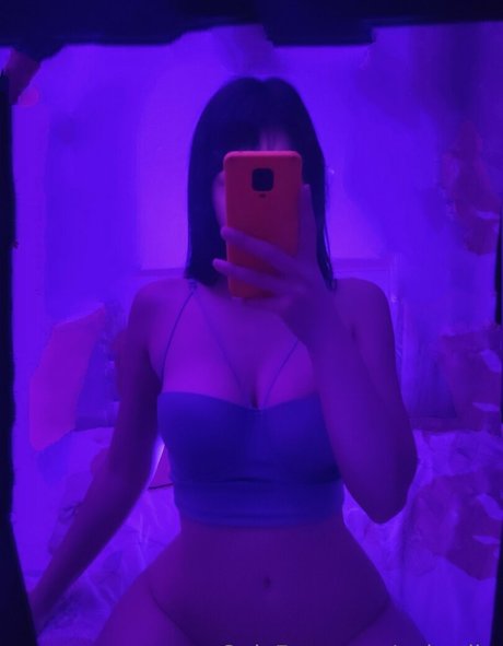 Nyks Niks star naked photo