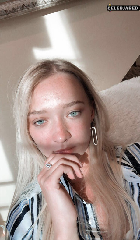 Zola Bzdek model exclusive pics