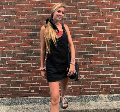 Lindsay Farland star hot img