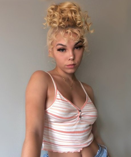 Itslovelyava nudes actress picture