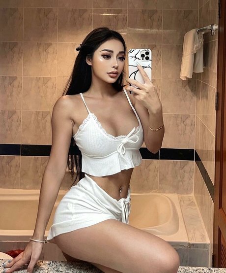 Kellybaby yy model nude pic