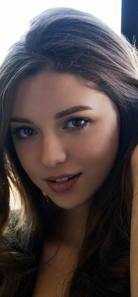 Elena Safavi model art img