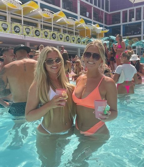 Chloe Burns model best img