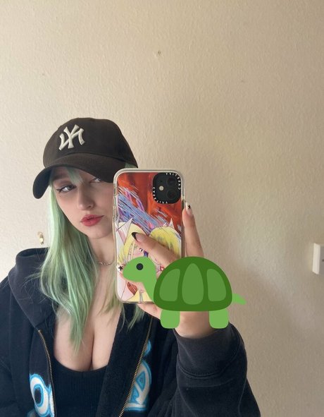 Allykitti model hot image