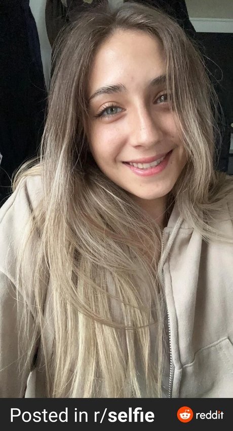 YellowMinimum6204 model hot pic