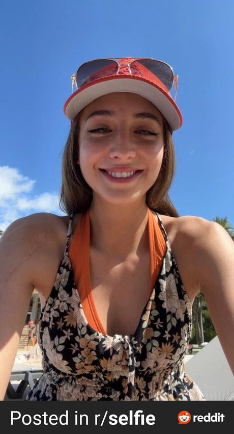 YellowMinimum6204 hot star image