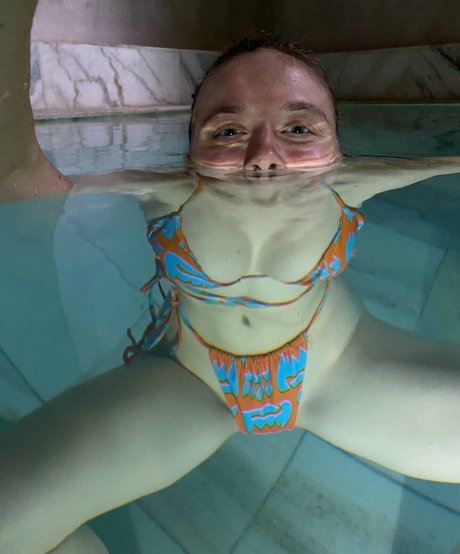 YouRina sexy model picture