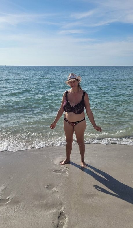 Busty Petra nudes model image