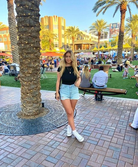 Caitlin Betterly nudes model pics