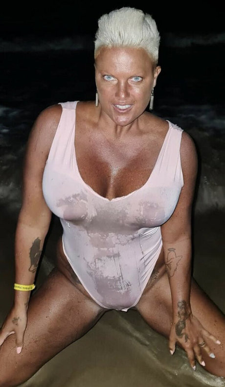 Caroline Oberg model hd img