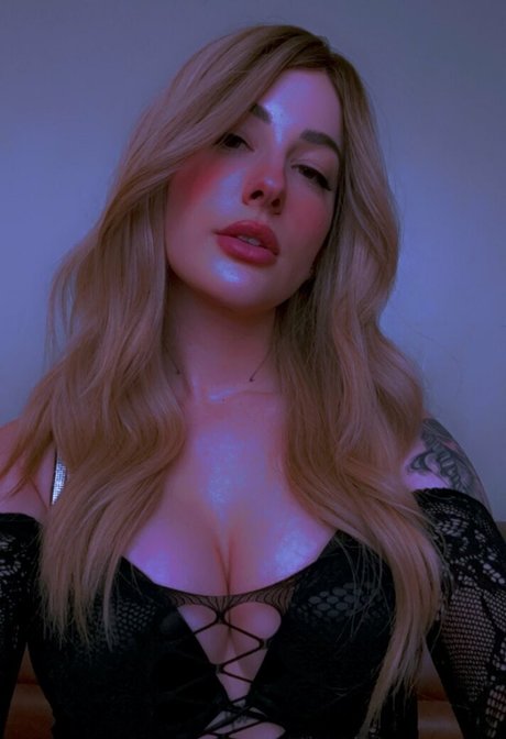 Kristen Scott star erotic photos