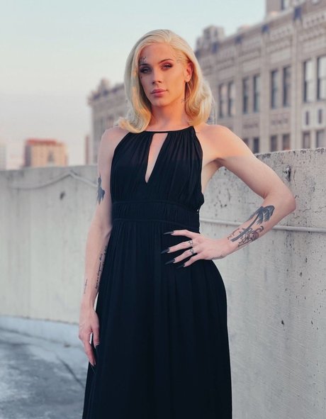 LanaSummersXO art model pics