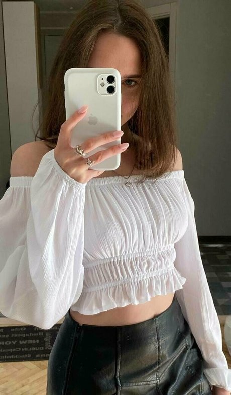 sonya me nice model img