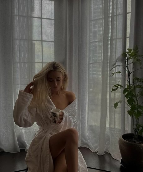 Nicola Hughes hot pornstar pictures