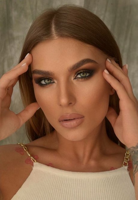 Julia Wind model hot pics