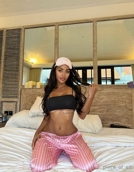 Carla PieceArt model img