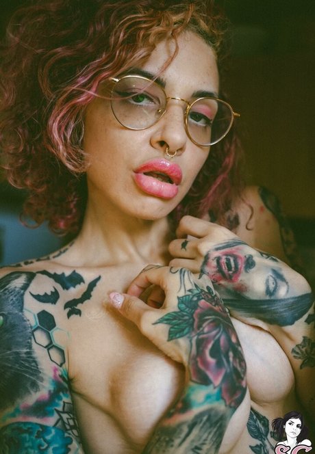 Vanp nude model picture