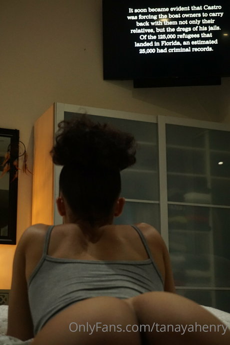 Tanaya Henry naked model img