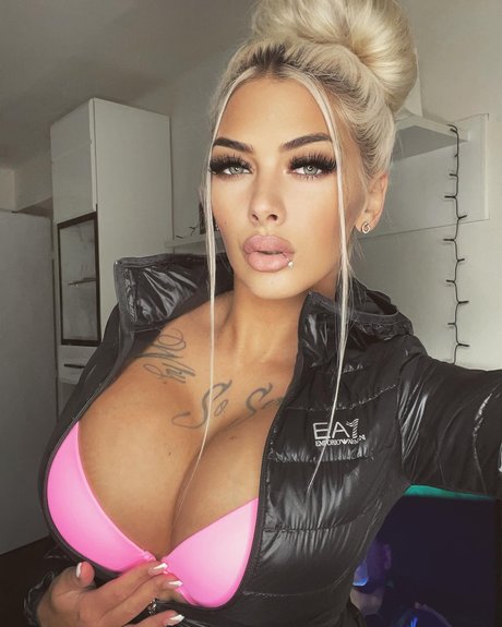 Deminecka_ pornstar top pic