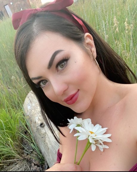 Luxie Zahra_ model naked img