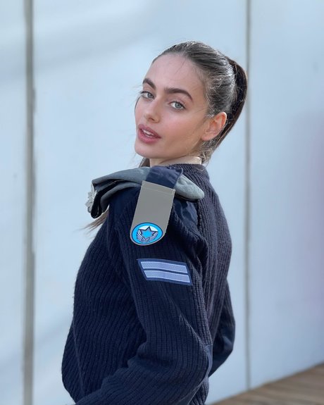 Yael Shelbia beautiful model pic