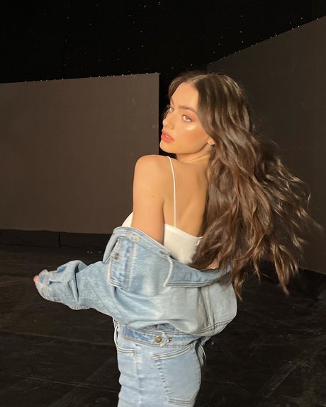 Yael Shelbia erotic star img