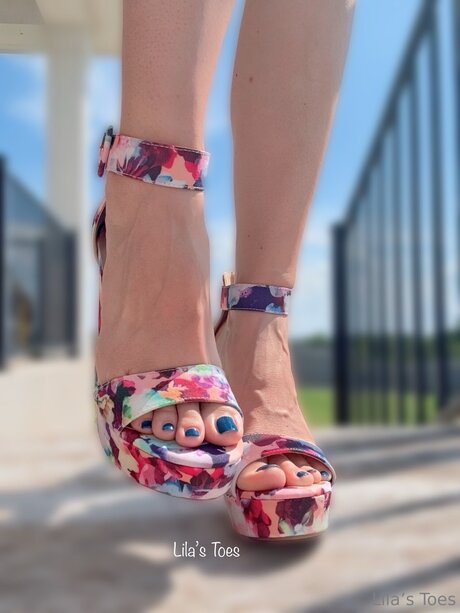 Lilas Toes star sexy photo