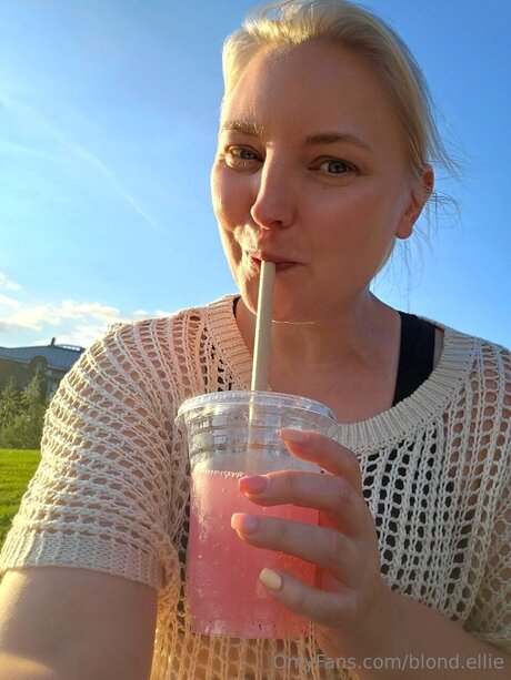 Blond Ellie erotic model photo