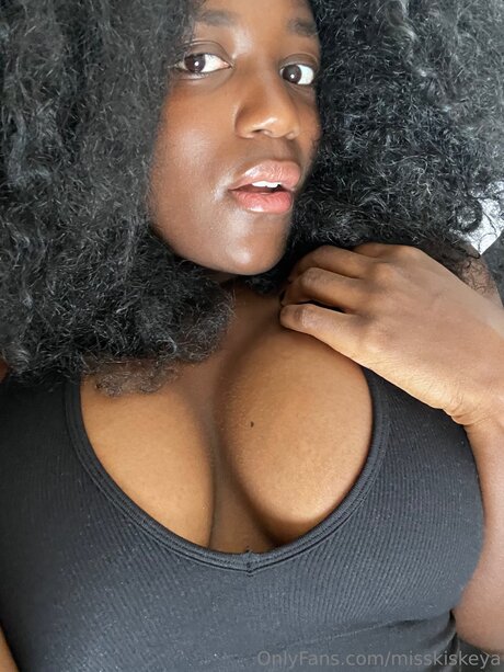 Hypnotik Kiskeya model porn image