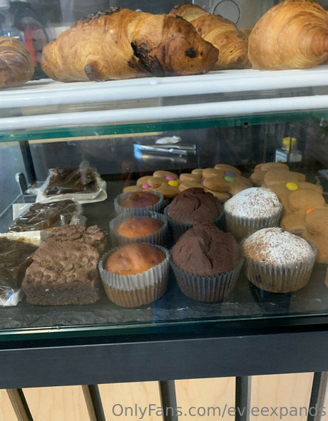 evieexpands model adult pics