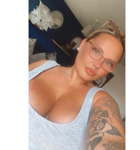 Roxanne Collacott model hot img