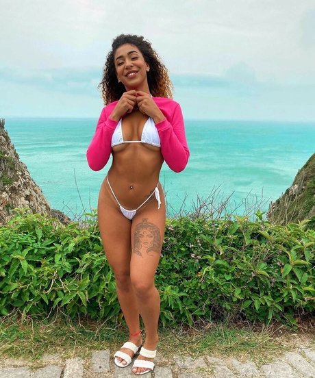 Emelly Souza nude model image