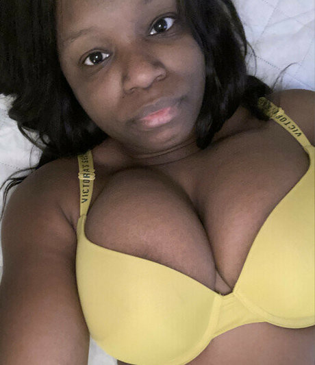 ThatChocoBxtch model pornographic photos