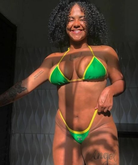 Gaby Mendes naked model pictures