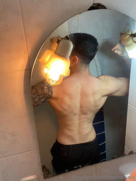 Ezemonroe model nudes pic