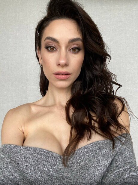 Goldencristy model perfect pic