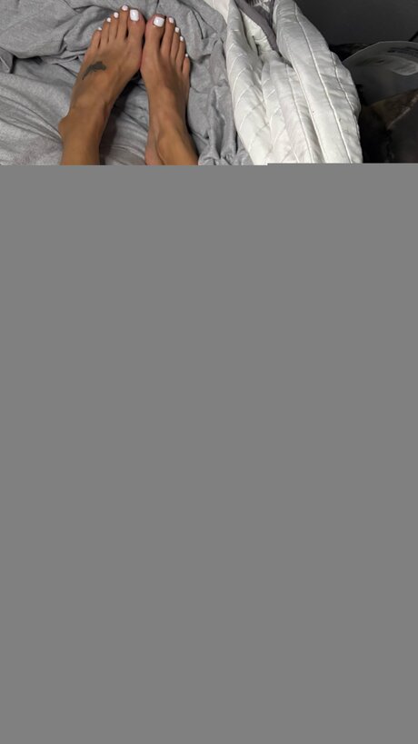 Alexisyogafeet pornstar top pic