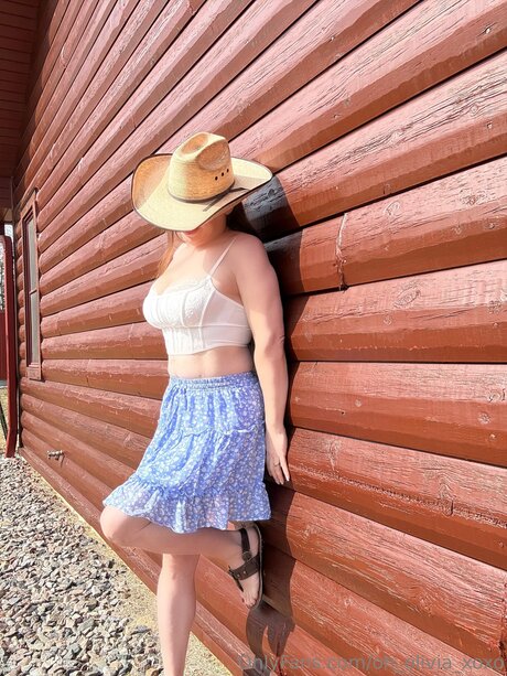 Oh Olivia Xoxo art actress pictures