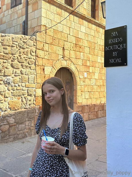 Lily Poppy star best photo