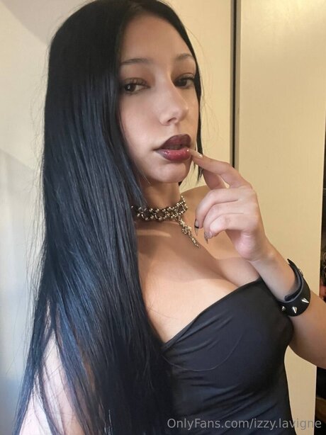 Izzy Lavigne model art photos