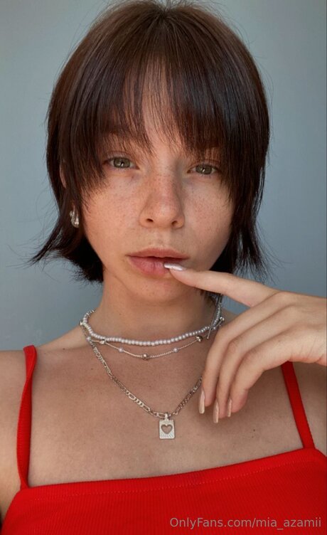 Mia Azamii model free photos