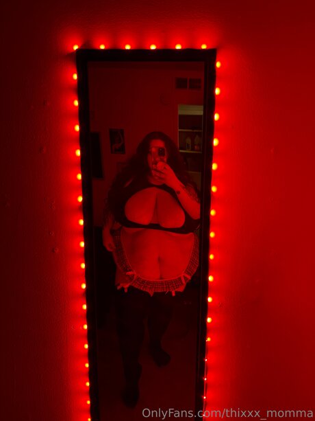 Thixxx Momma nude model gallery