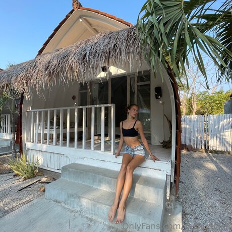 Wishudiana sexy model pic