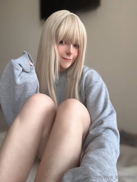 Eva Blondee nude model pics