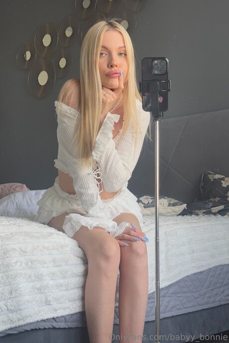 Babyy Bonnie naked pornstar archive