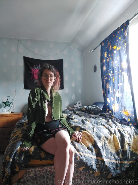 Cosmicmoonpixie nudes actress photo