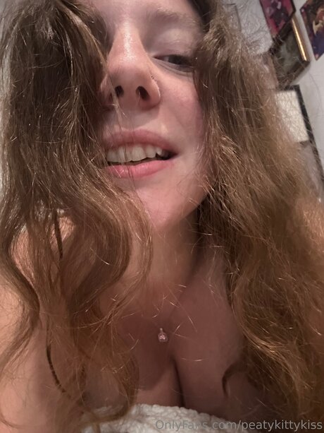 Peatykittykiss model erotic photo