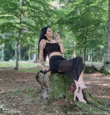 U194590987 sex model pic