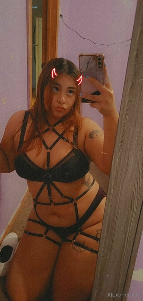 Alexav12 naked pornstar image