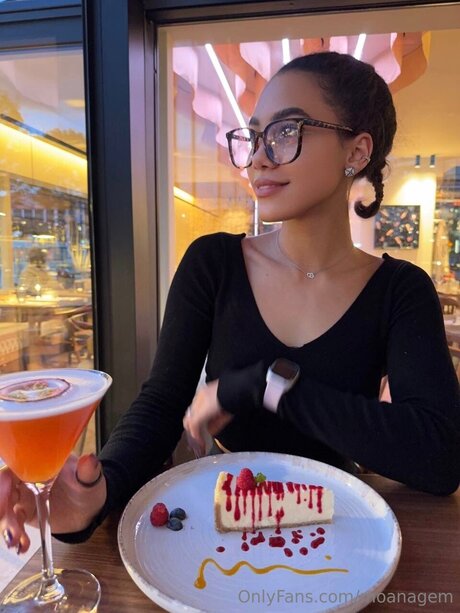 Moanagem model perfect picture